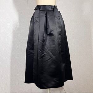 Black satin maxi skirt by Closet London
▪️Size 4
Like New